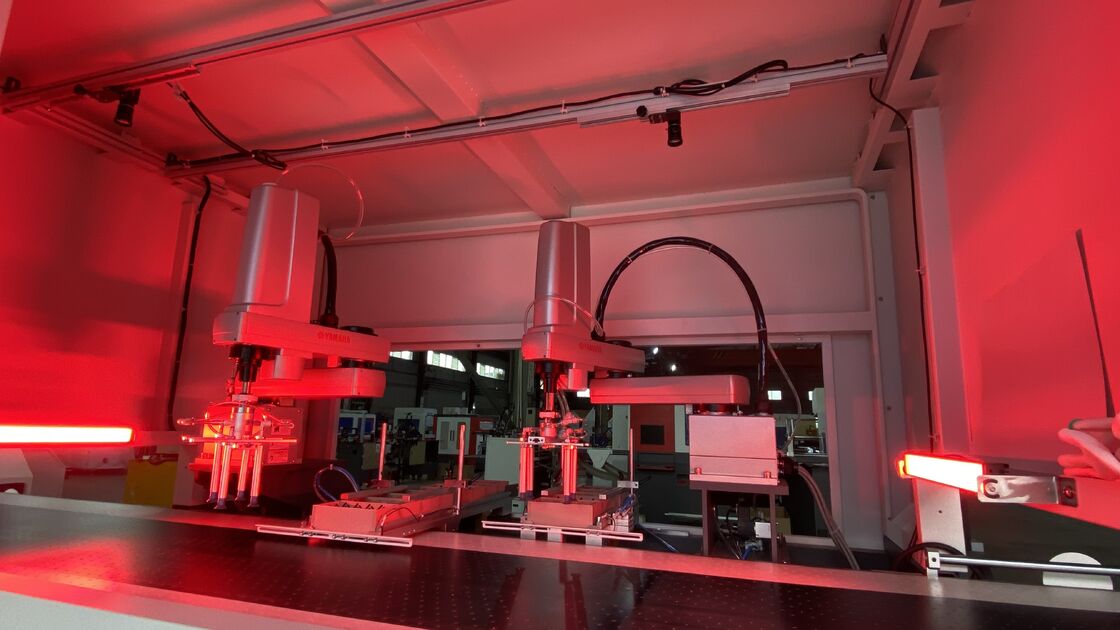 Διπλή τροφοδοσία διπλή σχηματισμός άκαμπτο κουτί που κάνει το μηχάνημα γρήγορη ταχύτητα υψηλή ακρίβεια πλήρης έλεγχο servo