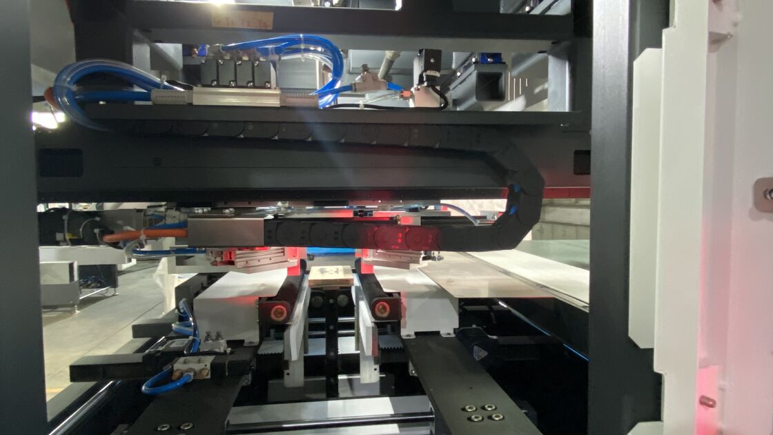 Διπλή τροφοδοσία διπλή σχηματισμός άκαμπτο κουτί που κάνει το μηχάνημα γρήγορη ταχύτητα υψηλή ακρίβεια πλήρης έλεγχο servo