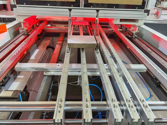 Αυτόματη μηχανή τοποθέτησης ταχύτητα 35-45pcs ανά λεπτό Σχεδιασμένη για παραγωγή